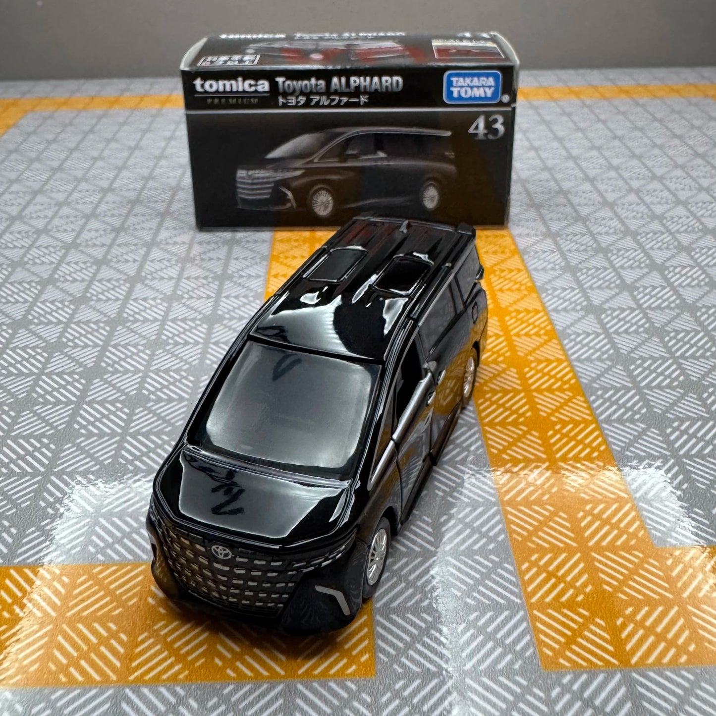 Toyota Takara Tomy Tomica 43 Alphard Pop 1:64 Scale Diecast Model Car - Detail