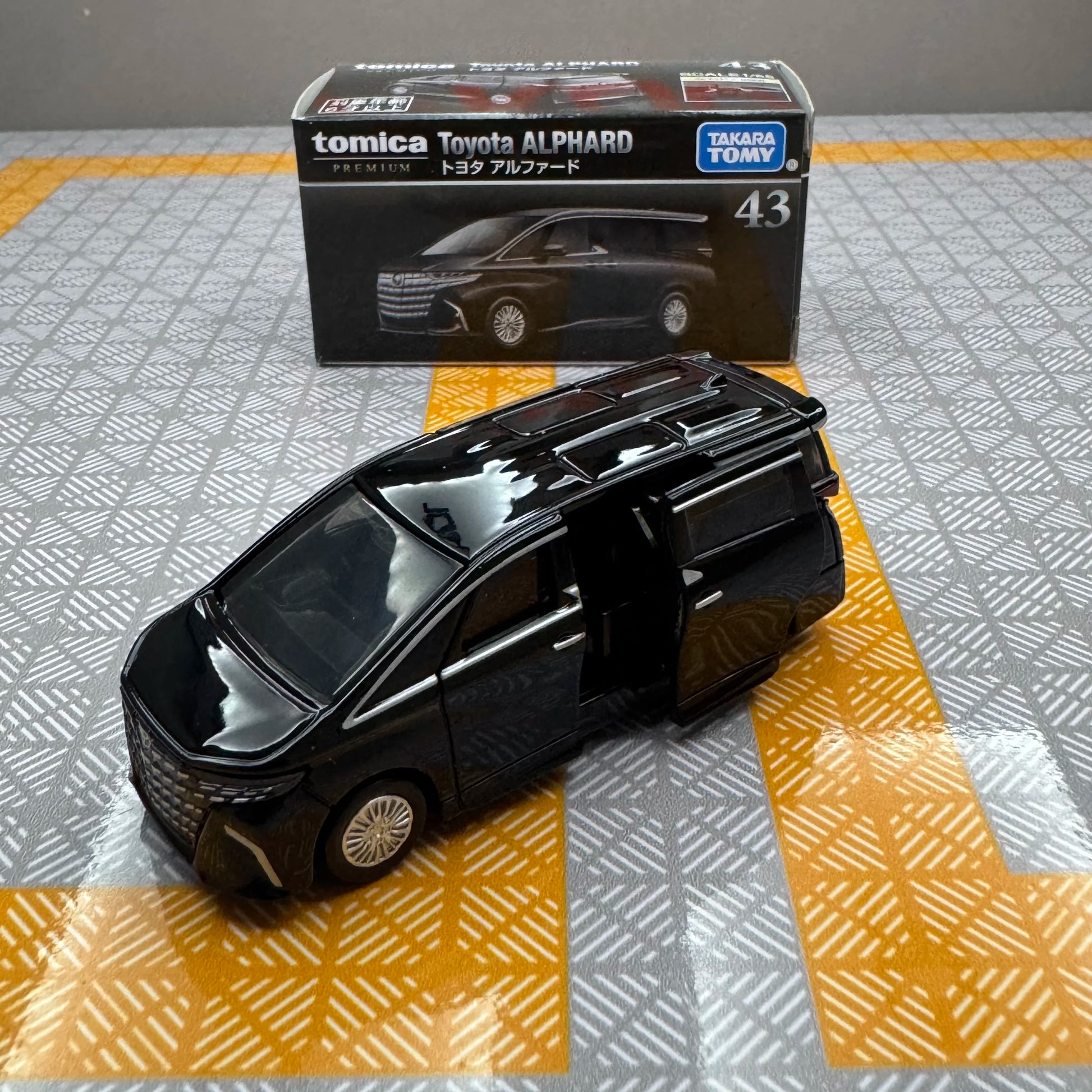 Toyota Takara Tomy Tomica 43 Alphard Pop 1:64 Scale Diecast Model Car - Metal Toy Cars
