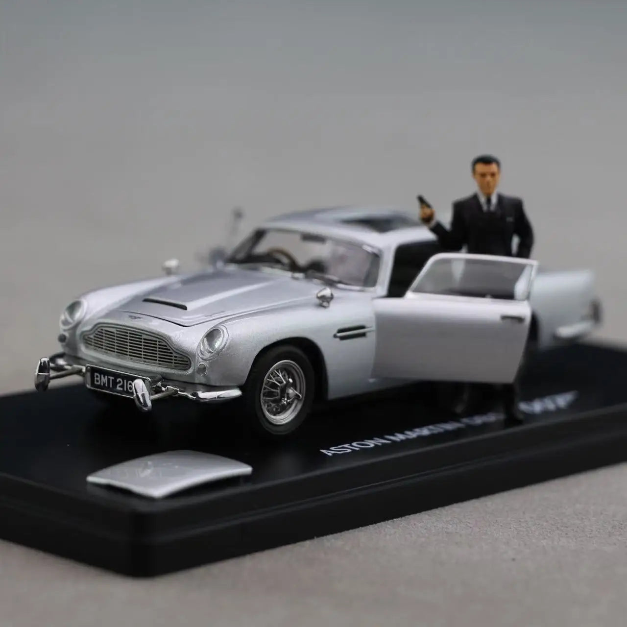 Xiaoguang DB5 with Figure 1 43 1:43 Diecast