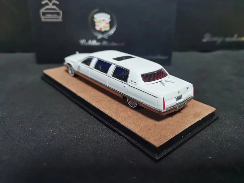 Xiaoguang Fleetwood Long Wheelbase Edition 1 64 1:64 Diecast