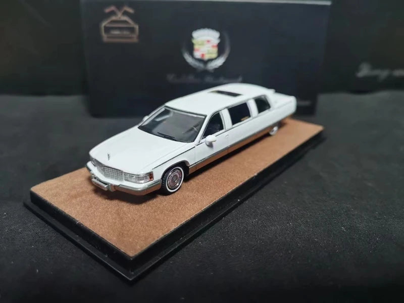 Xiaoguang Fleetwood Long Wheelbase Edition 1 64 1:64 Diecast