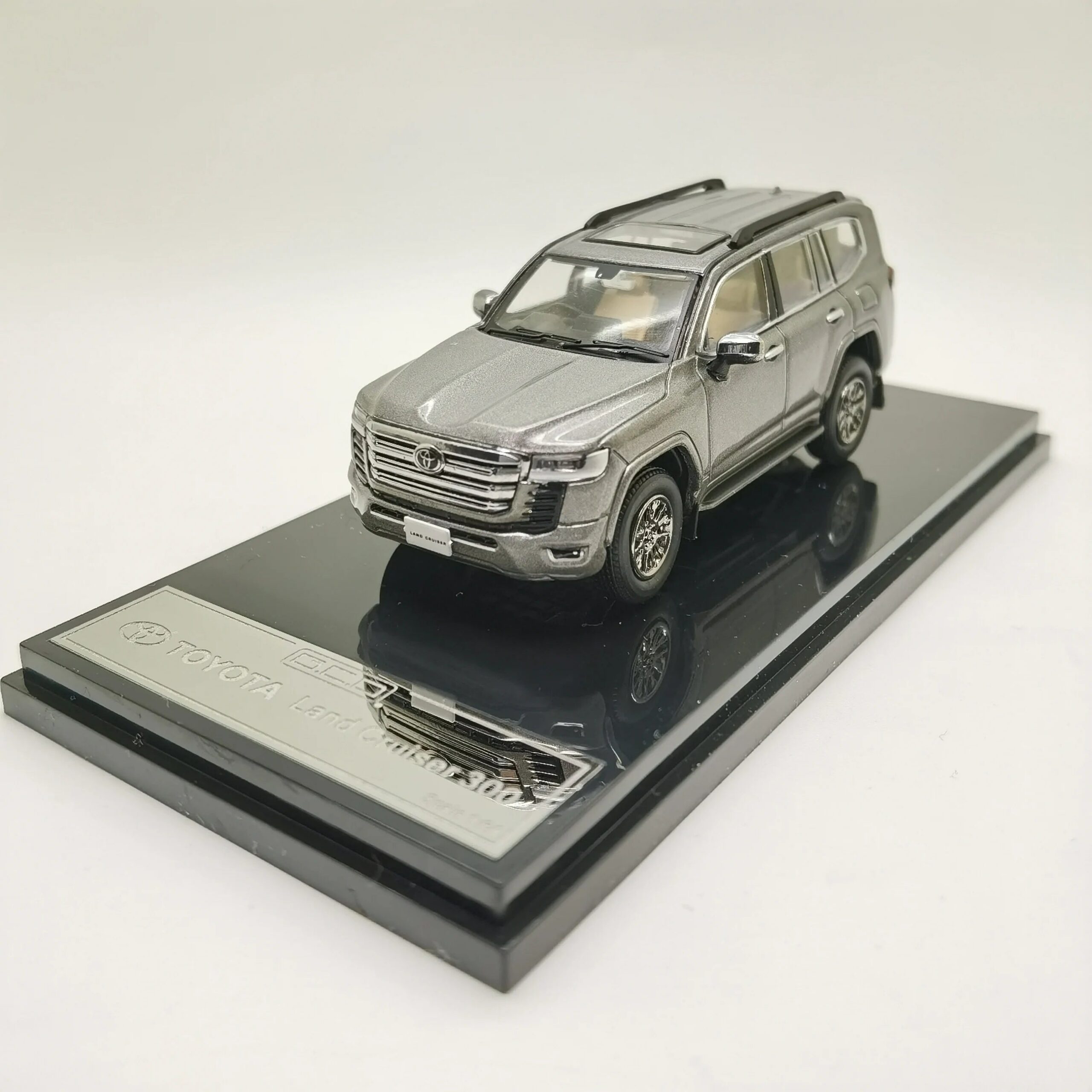 GCD LC300 Rhd 1 64 155 161 1:64 Diecast