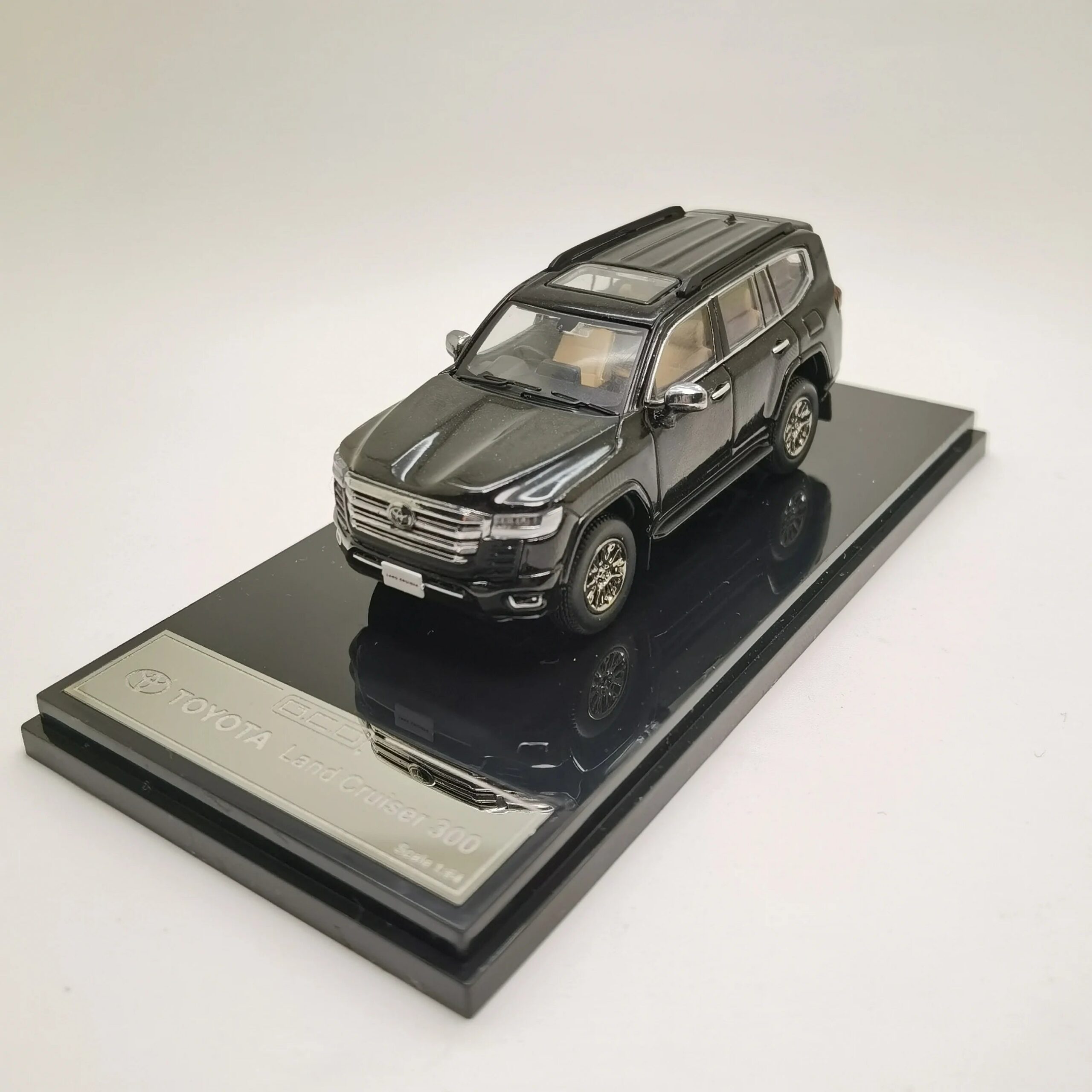 GCD LC300 Rhd 1 64 155 161 1:64 Diecast
